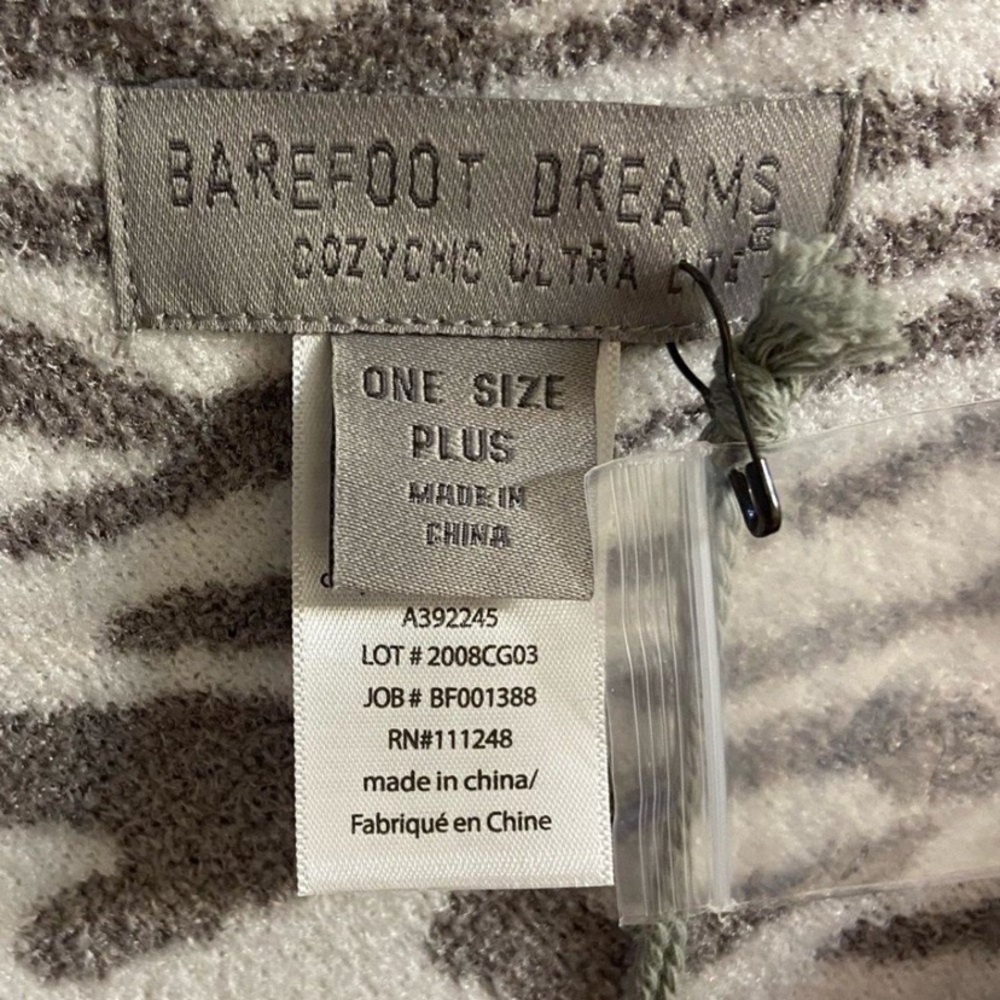 Barefoot Dreams cozy chic ultra lite Gray and White Animal Print Poncho NWT - Picture 6 of 8